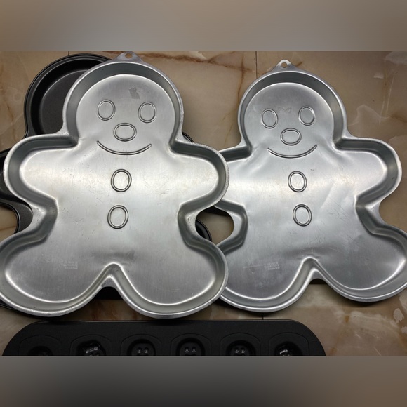 4pc Collection of Wilton Gingerbread person cake/cookie pans - Picture 3 of 11